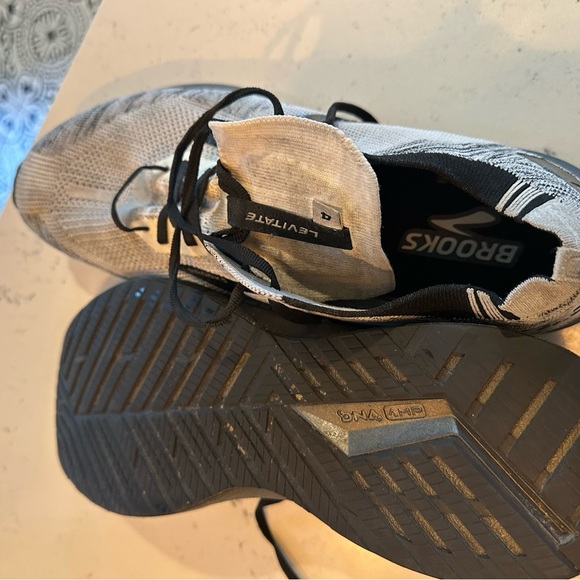 Men Brooks running levitate 4 Beige and Black Athletic Shoes - Picture 5 of 7
